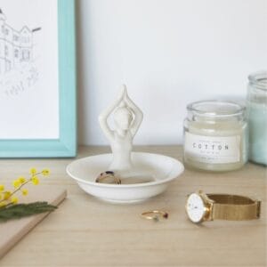 Keep all your little treasures safe and sound with this ceramic yoga inspired ring holder  Dimensions  9,5 x 10 x 10 cm