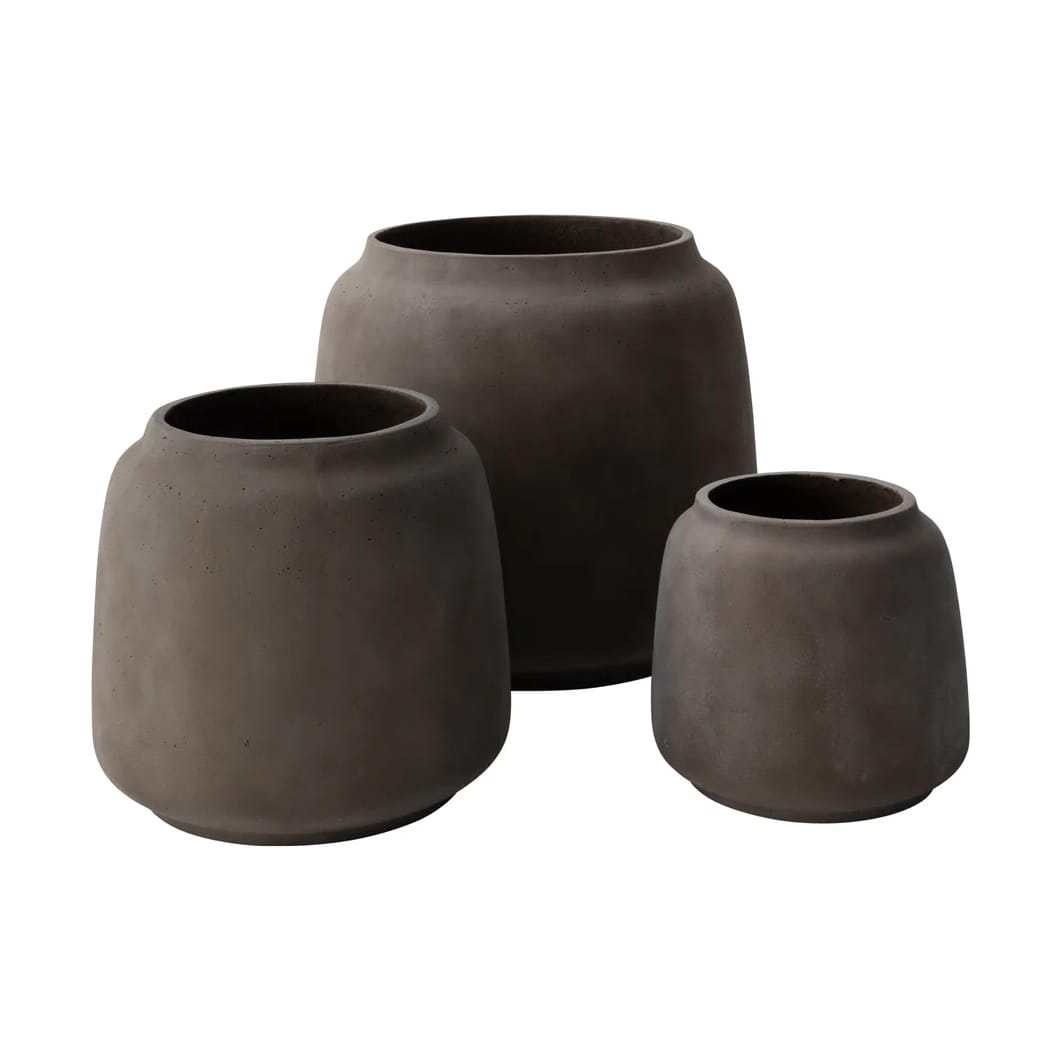 Give your plants a growth opportunity with our fully outdoor planters. Designed to style up patios, poolsides, backyards and interior areas alike, these planters feature a weather-proof composition that includes lightweight fibreglass – allowing you to effortlessly change the position of your plants – as well as drainage holes.