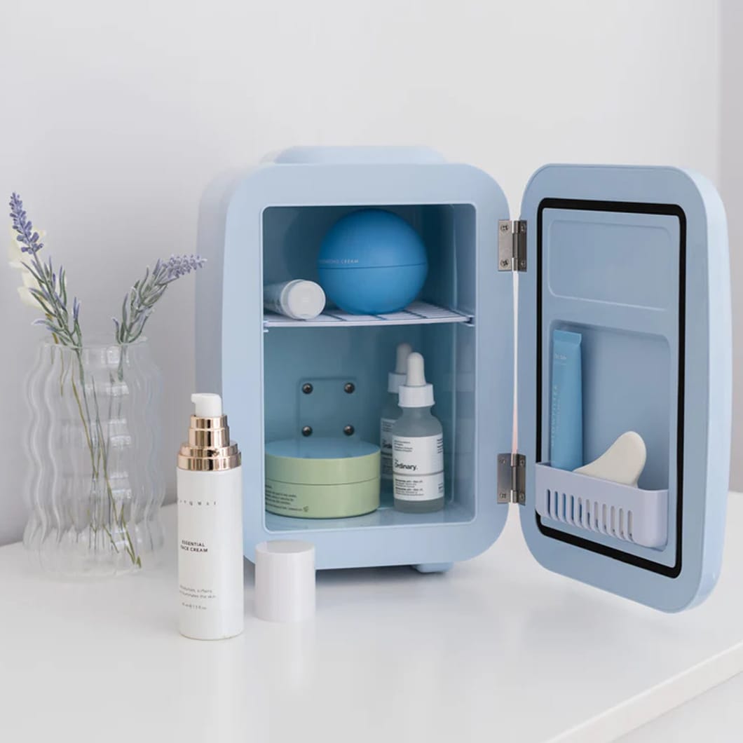 This mini fridge combines a retro and compact design, perfect for storing cosmetics, drinks and small snacks. Its removable interior shelves are perfect for storing all your beauty products.