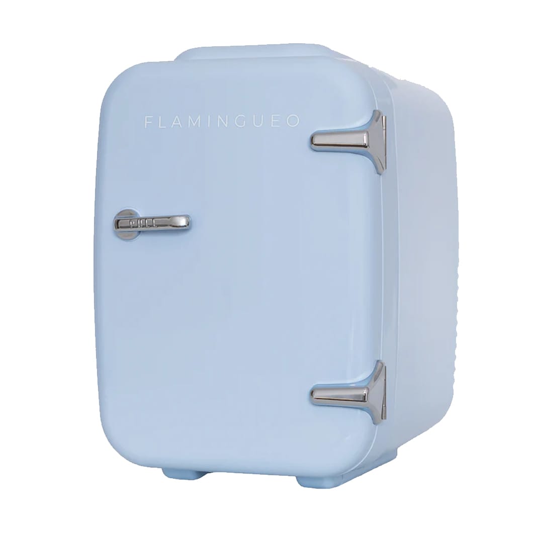 This mini fridge combines a retro and compact design, perfect for storing cosmetics, drinks and small snacks. Its removable interior shelves are perfect for storing all your beauty products.