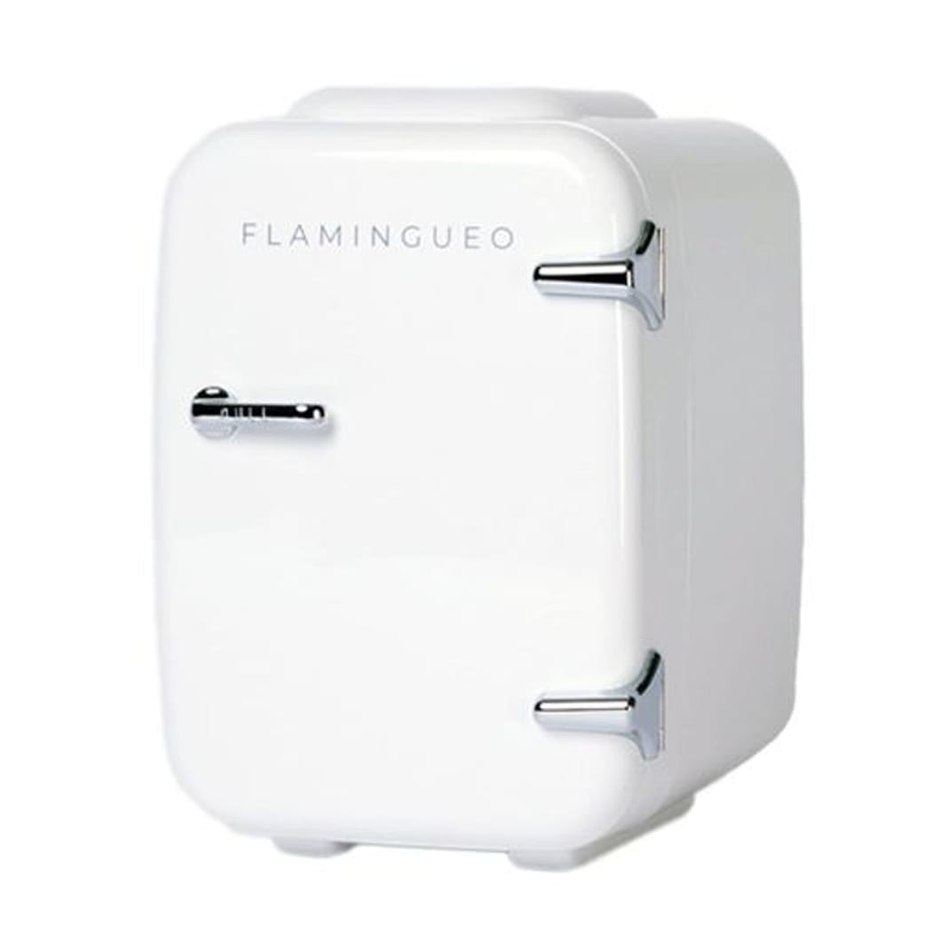 This mini fridge combines a retro and compact design, perfect for storing cosmetics, drinks and small snacks. Its removable interior shelves are perfect for storing all your beauty products.