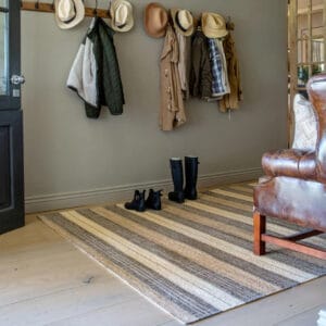 Add a touch of texture to your space with this handwoven rug. With a design inspired by the strength, grit, and grace of Siya Kolisi, this piece’s robust weave of jute and wool fibres gives it a distinct texture underfoot. 