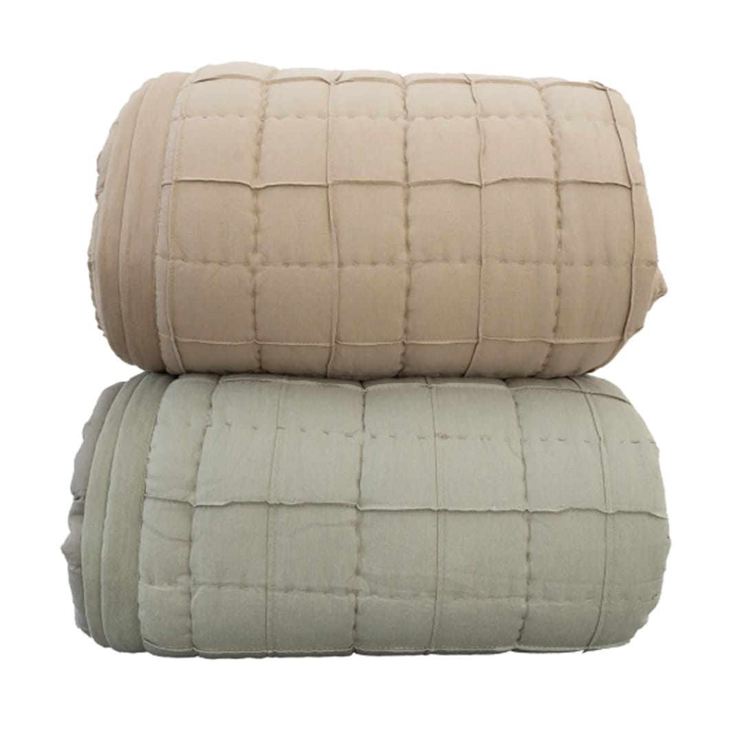 The hand-finished Anthology quilt features a classic pattern that evokes the nostalgia of hand-sewn quilts, while two subdued colourways give it a contemporary twist. With its delightful blend of soft cotton and durable linen, this quilt will be your perfect companion for cool evenings and lazy mornings. Cotton & linen blend with a microfiber filling and 100% cotton backing. Made in India
