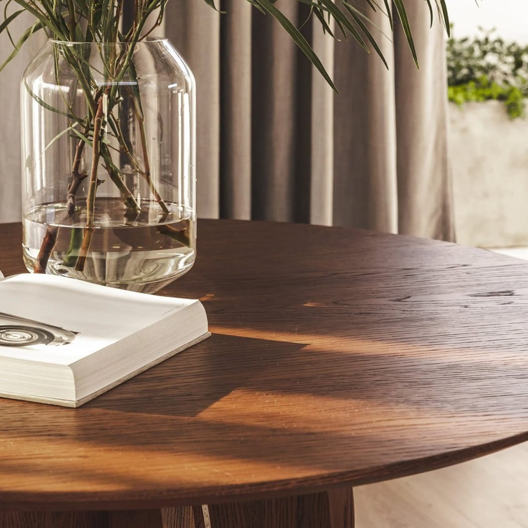 A staple in both traditional and modern interiors, oak tables exude timeless elegance and sturdiness. Composed of an oak veneer top and legs made of solid oak, Monument tables will not only stand the test of time but also feature a bold, head-turning design. This Monument Round Table is also perfectly suited as a meeting table. Its round shape is sure to foster collaboration and creativity.