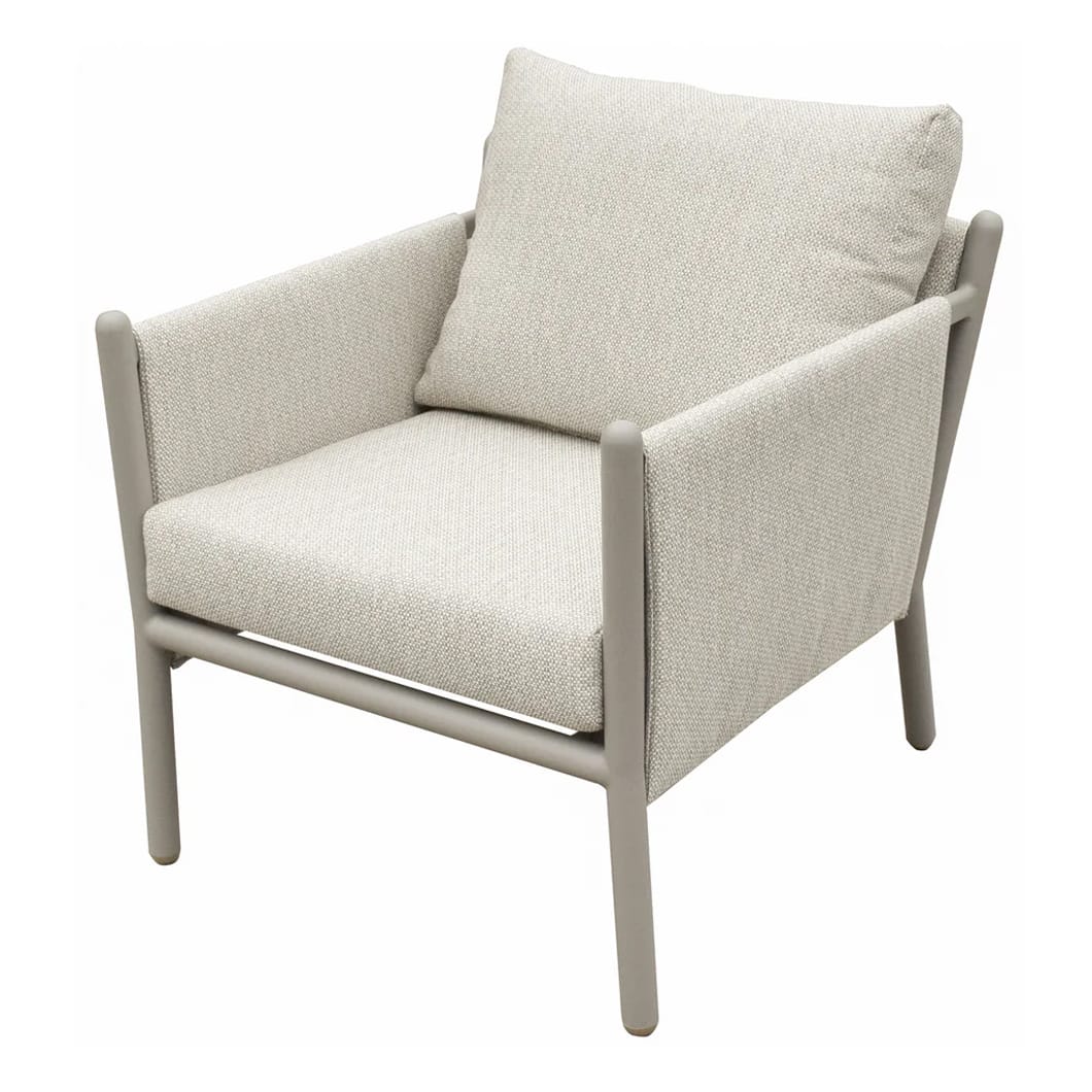 The fully outdoor Prominade set is an invitation to unwind, socialize and embrace the outdoors. This set comprises two single-seaters and a three-seater – composed of an aluminium frame, spun polyester and a weather-resistant foam cushion – as well as an aluminium coffee table that features a slatted tabletop.