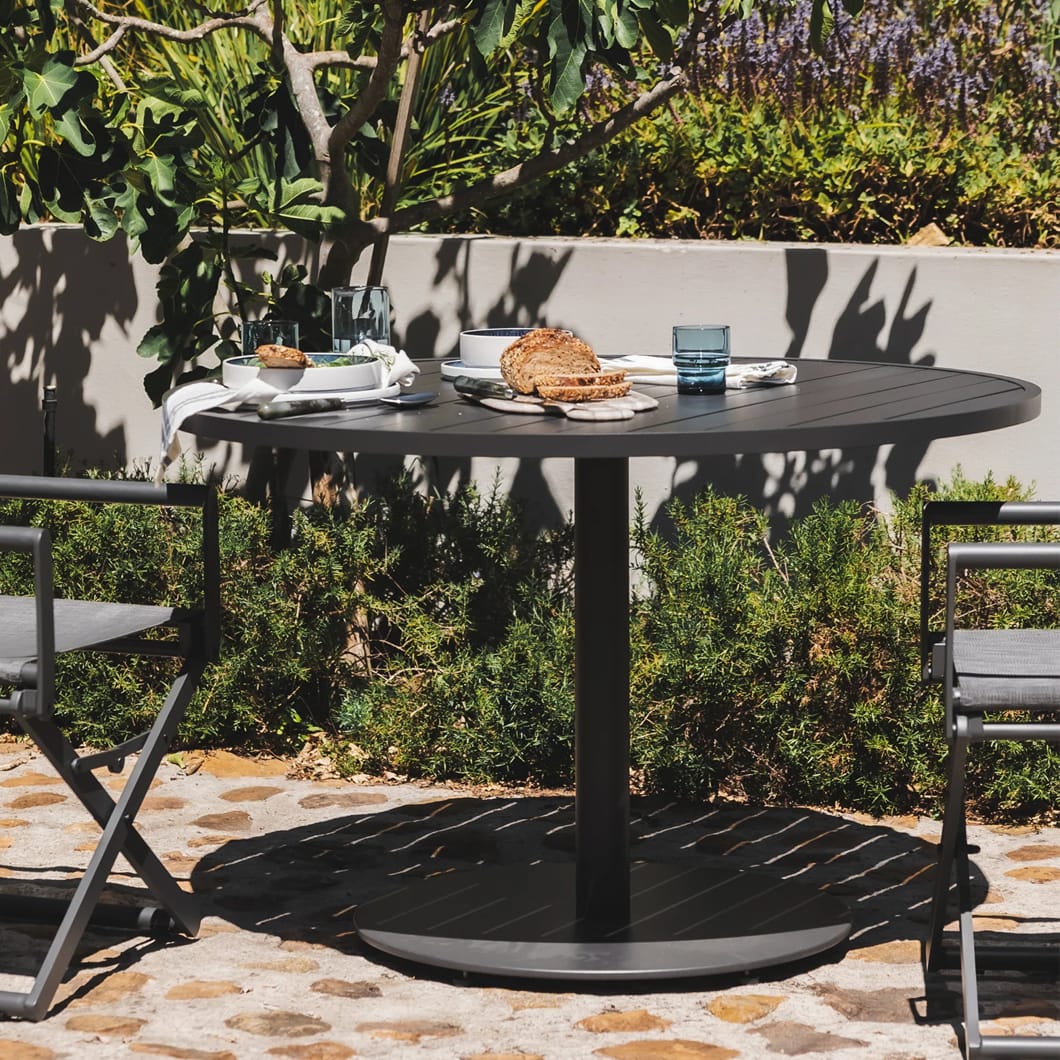 Embrace warm weather and outdoor entertaining with the handmade Serengeti outdoor table collection, elegantly crafted from 100% aluminium and featuring both round and rectangular tabletops. The tables come in easy-to-style colours and various sizes: rectangular tables with open slats that seat four, six to eight, or eight to 10 people, as well as round four-seater and six-seater tables. Suitable for indoor and outdoor use.