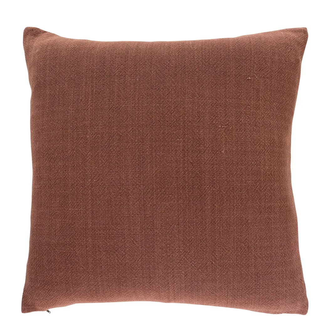 The ideal blend of countryside charm and modern elegance, Tweedish scatters feature covers made of a premium blend of linen and cotton, handwoven to mimic the texture and appearance of timeless tweed. Natural linen fibres imbue these scatters with textural richness, while a YKK metal zip adds a refined finish. Available in six tones, Tweedish scatters will bring warmth and understated luxury to various interior styles. Duck feather-duck down inner included.